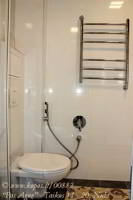 Higienos kambaryje - praustuvė su veidrodžiu, dušas ir WC