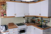 Alle Geräte und Bestecke für das Essenzubereitung stehen der Hausfrau in der Küche zur Verfügung.