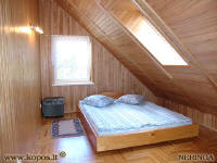 Šiaurinis miegamasis (15 kv. m – 2+1 mieg. vietos), dvigulė lova, spinta.