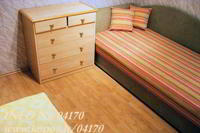 Mažajame miegamajam (10 kv. m) – minkštas miegamas kampas ir viena viengulė lova.