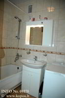Higienos kambaryje (3,5 kv. m) � vonia, praustuv� su spintele, pakabinama spintel� su veidrod�iu, skalbimo ma�ina.