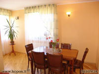 Vakarin�je pus�je valgomasis stalas, i��jimas � balkon�.