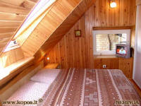 Antrasis miegamasis (12 kv. m), kuriame plati dvigul� lova, r�b� spinta.