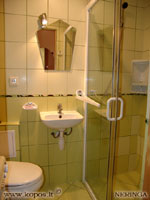 Higienos kambaryje praustuv�, du�o kabina, WC ir skalbimo ma�ina.