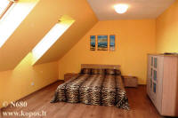 Erdviame miegamajame &ndash; plati dvigul� lova, r�b� spintos