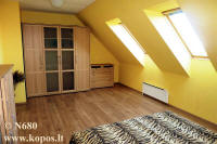 Erdviame miegamajame &ndash; plati dvigul� lova, r�b� spintos