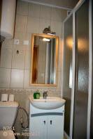 Vonios kambarys. Praustuv�, du�o kabina ir WC. 