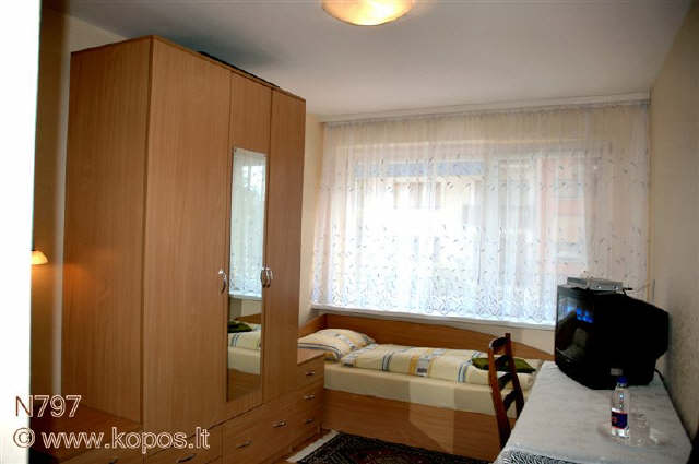 Atvykę svečiai į Neringą gali išsinuomoti šį dvivietį kambarį, kuriame yra dvi atskiros lovos, spinta, stalas su kėdėm, skaitmeninė televizija (44 kanalai).