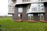 Namas, kuriame siūloma buto – apartamentų nuoma, stovi šalia Baltijos jūros kopos.