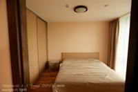 Miegamajame patogi dvigulė lova, iš miegamojo galite patekti į medžiu iškaltą lauko terasą