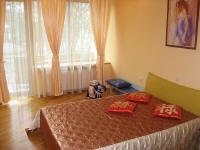 Miegamajame � plati dvigul� lova.