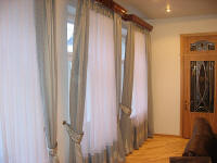 Eleganti�kos u�uolaid� draperijos ir ��jimas � miegam�j�.