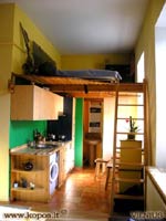 Virš virtuvės irengtas miegamasis su ortopediniu čiužiniu, lubų aukštis – 3,5 m.